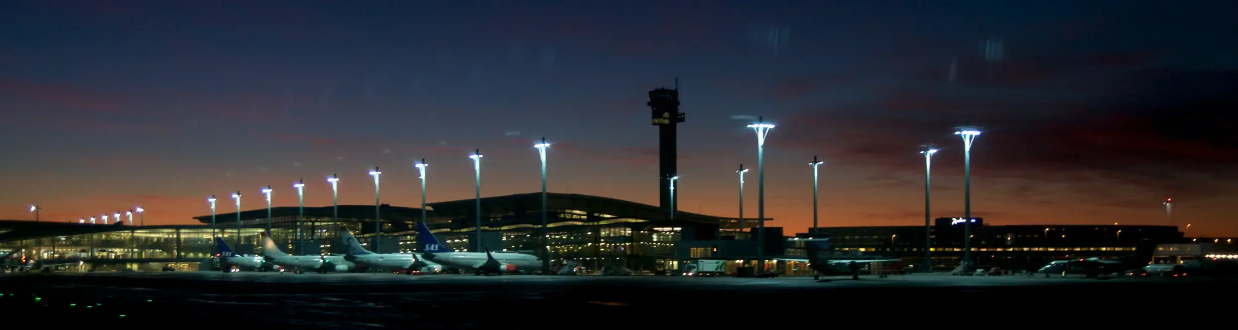 Oslo Lufthavn Gardermoen kveldsbilde