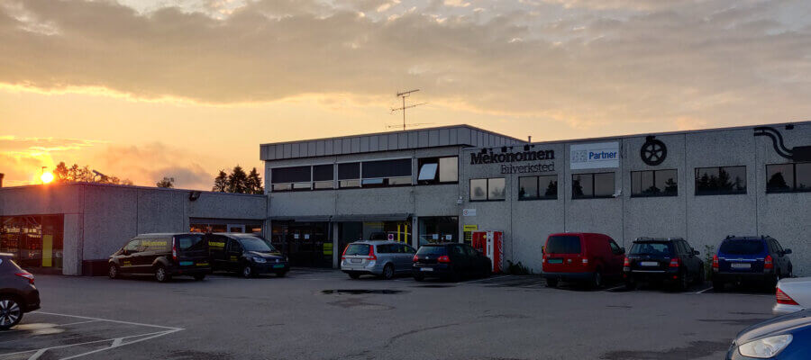 Mekonomen Jessheim Bilverksted - bygning fotografert i solnedgang